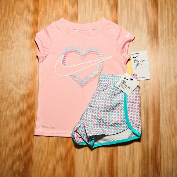 Nike Girls T-shirt and Shorts Set - Picture 6 of 8